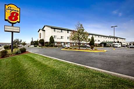 Super 8 by Wyndham Milwaukee Airport