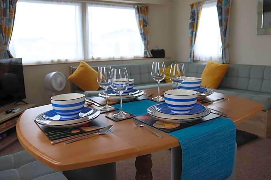 Chic, spacious & fun coastal retreat - family friendly - 3 min walk to beach