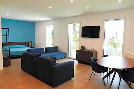 Deluxe One-Bedroom Apartment with Garden View