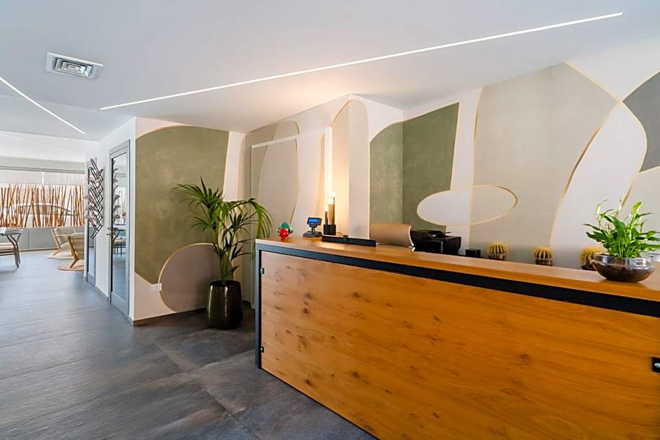 Glass House - Smart Rooms & Parking