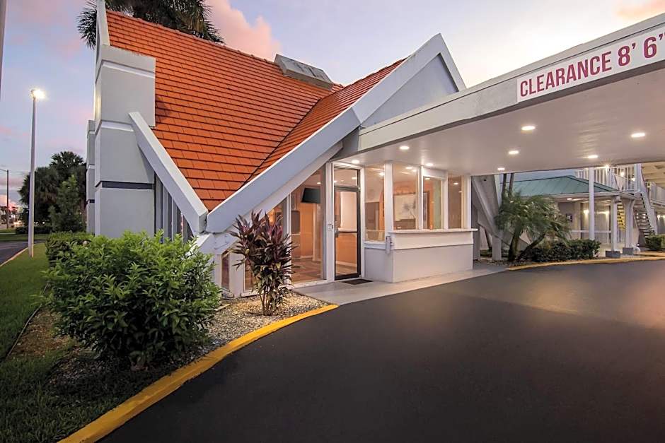 Howard Johnson by Wyndham Vero Beach / Downtown