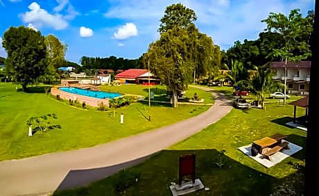 TELUK PENYABUNG RESORT