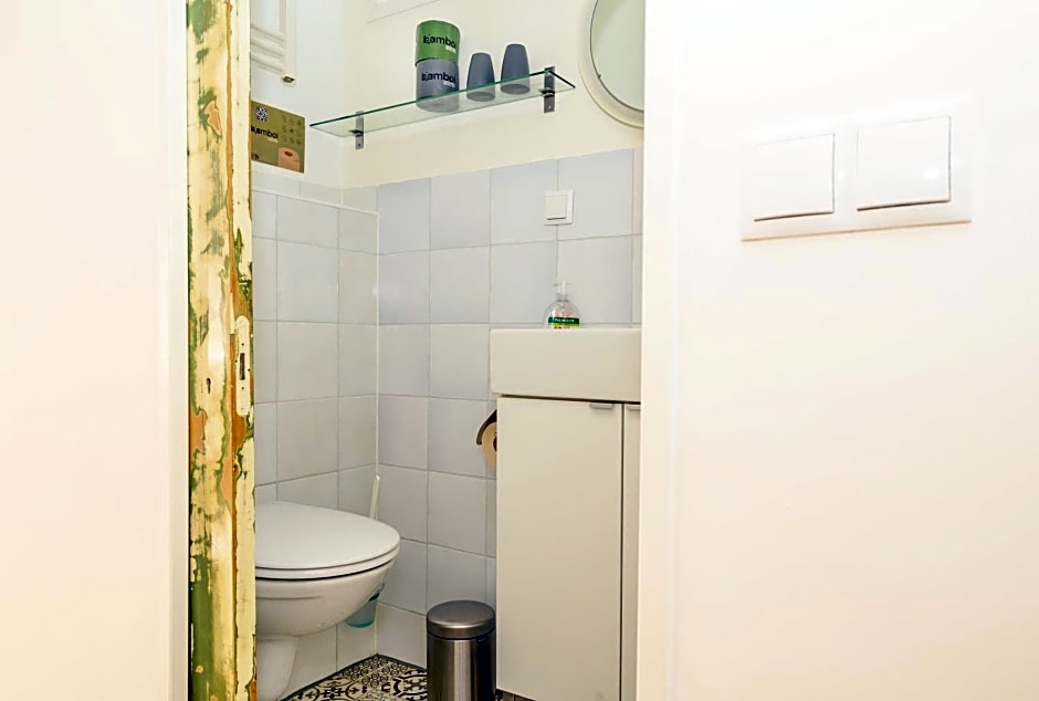 Houseboat studio with canalview and free bikes