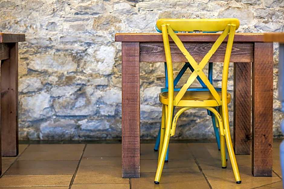 Kingston Country Courtyard