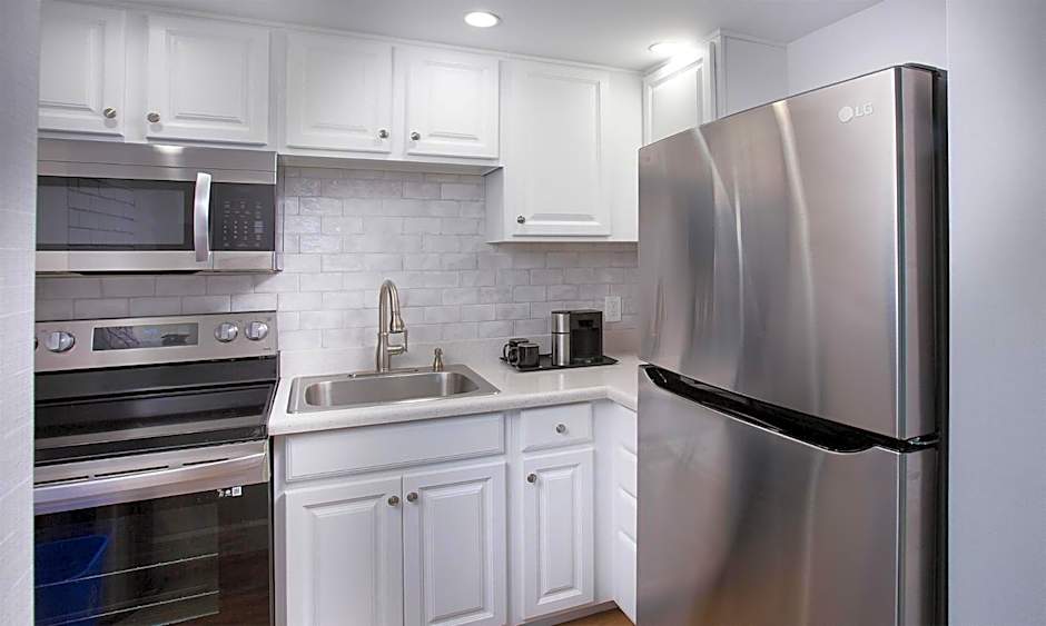 West Beach Inn, a Coast Hotel