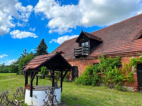 Apartament w Zabytkowej Stajni nad Jeziorem z Dostępem do Parku i Sąsiedztwem XIX wiecznego Dworku Modrzewiowego