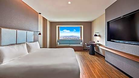 King Room with Roll-In Shower - Mobility/Hearing Accessible