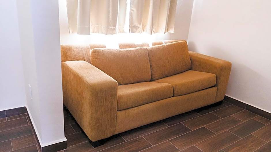 La Lola Hotel & Suites