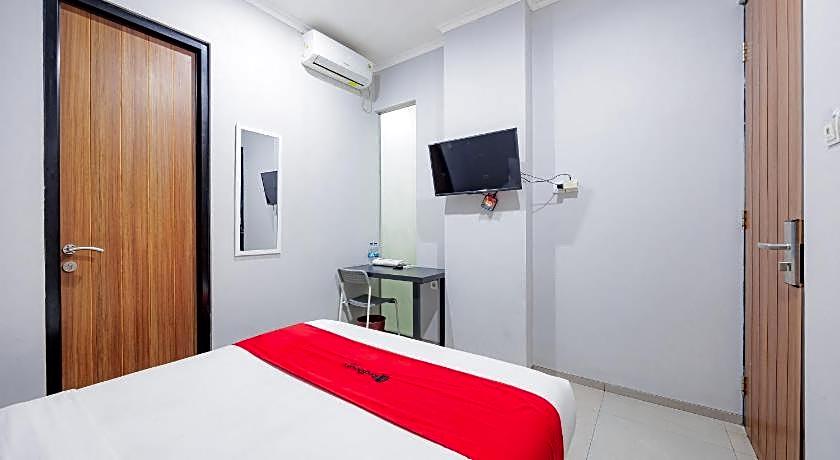 RedDoorz Plus near Radio Dalam 3