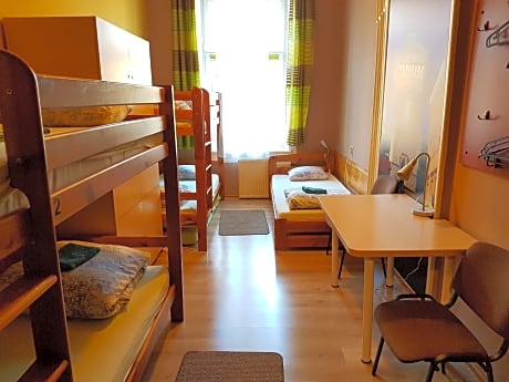 Bed in 5-Bed Mixed Dormitory Room with Shared Bathroom