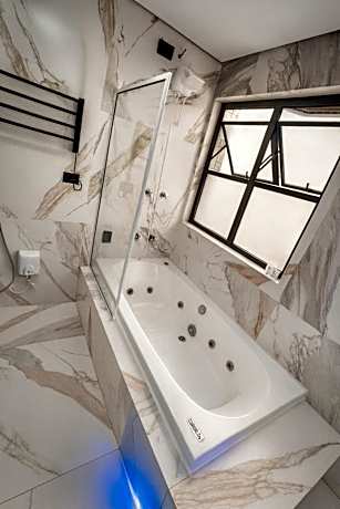 Flat -Hidromassagem privativa e Piscina a 500 mts da praia