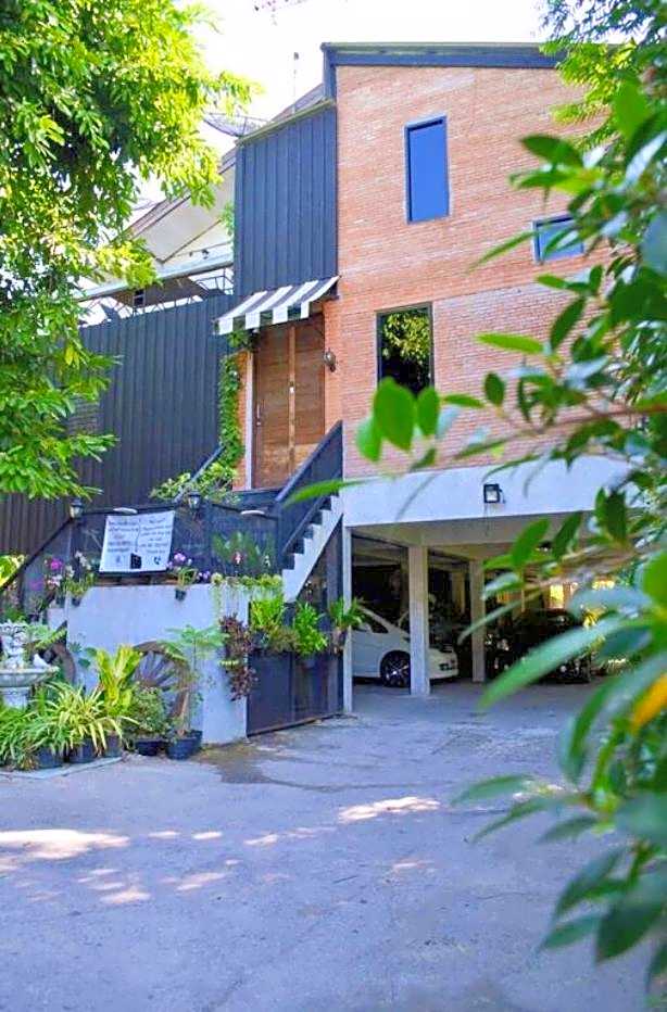 Dawnthaya Ayutthaya Art House บ้านดอนธยๅ อยุธยา