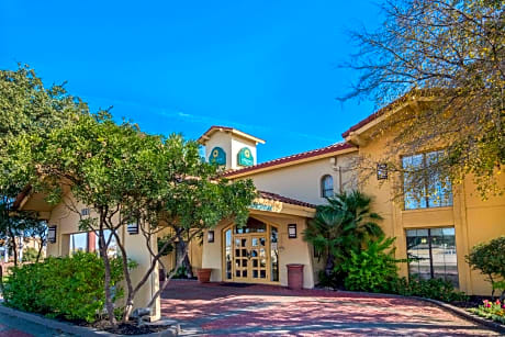La Quinta Inn by Wyndham San Antonio I-35 N at Rittiman Rd