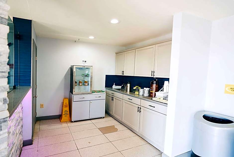 Super 8 by Wyndham Pueblo