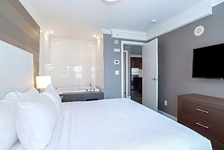 Grand Jacuzzi Suite, 1 King, Sofa Bed, Kitchen, Washer Dryer