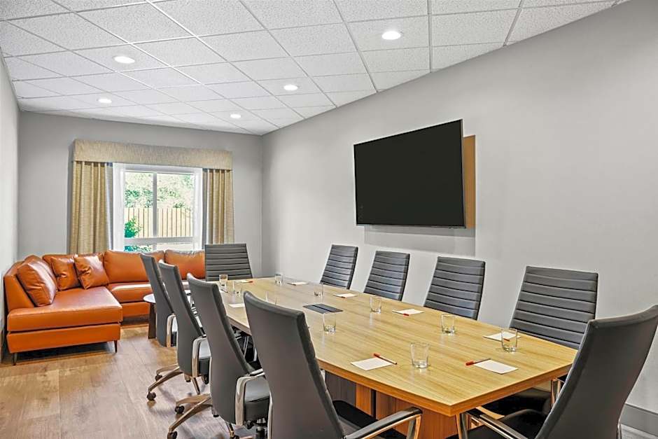 Ramada by Wyndham Drumheller Hotel & Suites