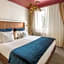 Queen'S Court Hotel & Residence