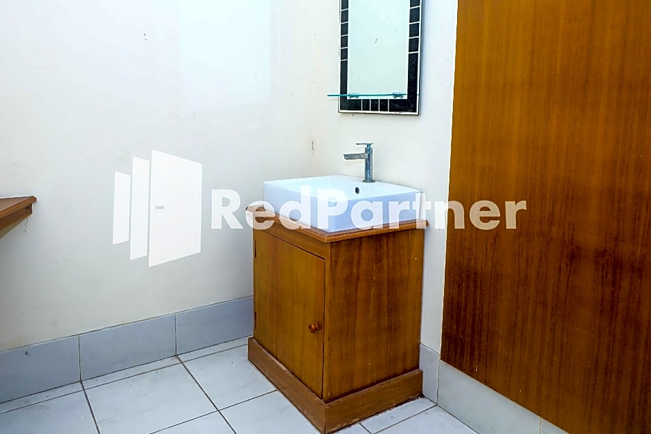 Hotel Sebelas @ Jalan Palasari Mitra RedDoorz