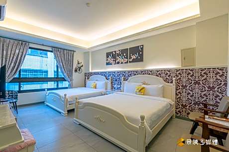 Deluxe Quadruple Room with Private Bathroom