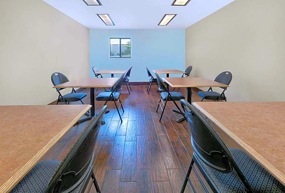 Super 8 by Wyndham New Braunfels I-35