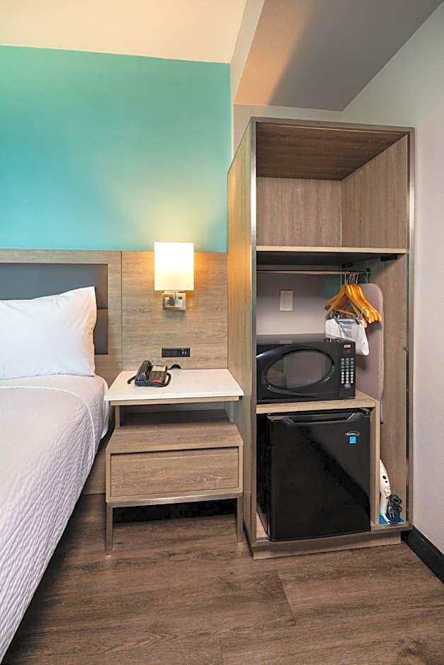 Travelodge by Wyndham LAX South