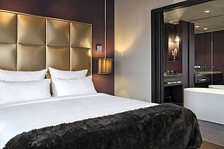 Roomers Frankfurt Central, Autograph Collection