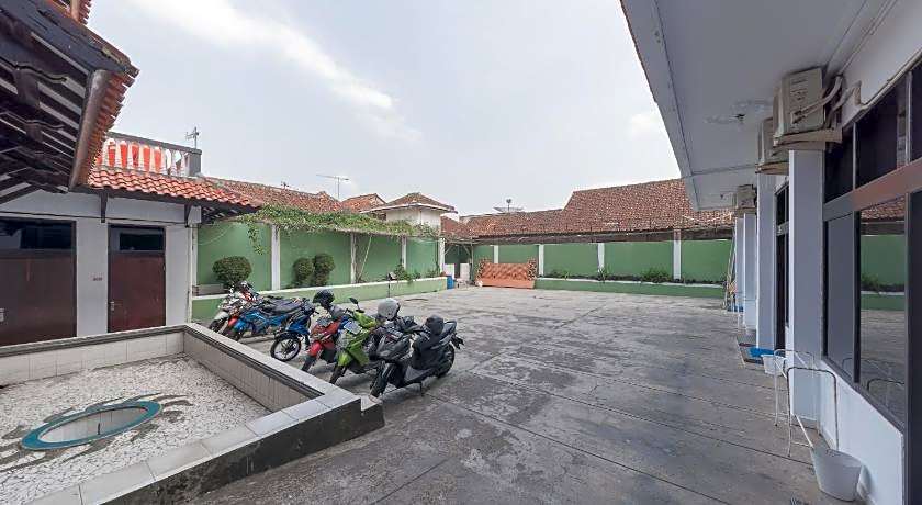 RedDoorz Syariah near Taman Kota Kuningan