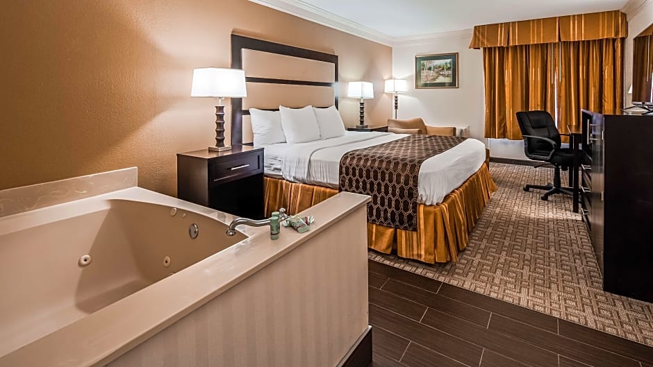 Photo 1 of 10 of 1 King Bed, Whirlpool