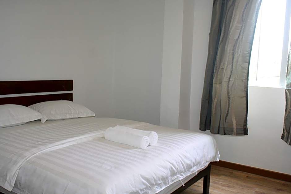 Cozy Riverside Hotel