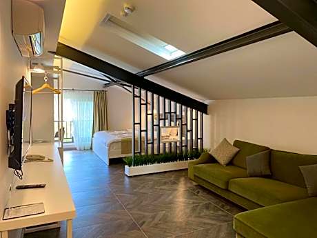 Deluxe Family Room