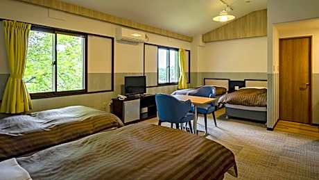 Quadruple 4 Bedroom with Private Bathroom