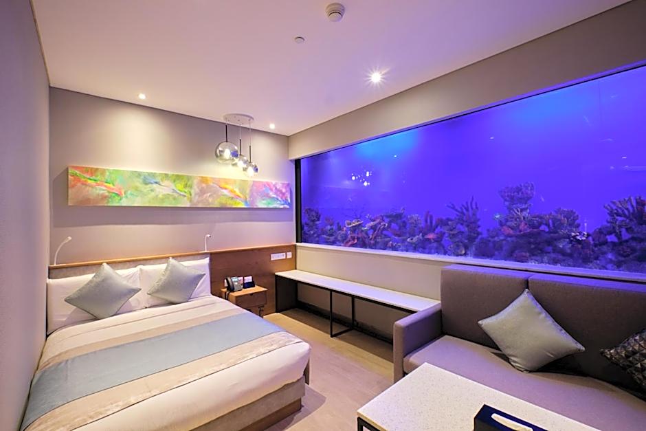 Photo 1 of 6 of Deluxe 1 Queen Bed