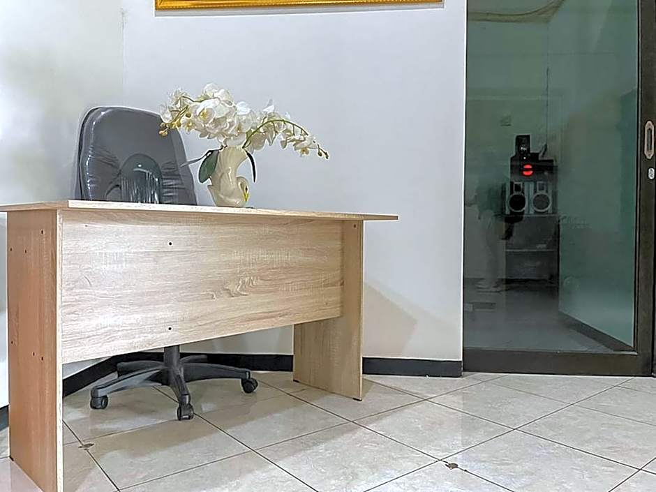 Monalisa Homestay Mitra RedDoorz – Surabaja, IL