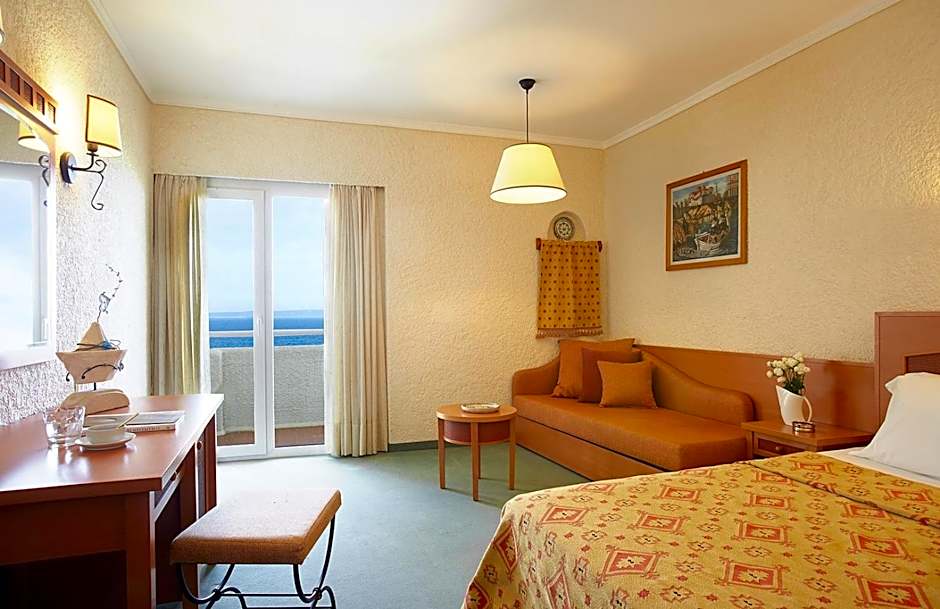 Double Room with Sea View (2 Adults + 2 Children) — 2 fotoğraftan 1. fotoğraf