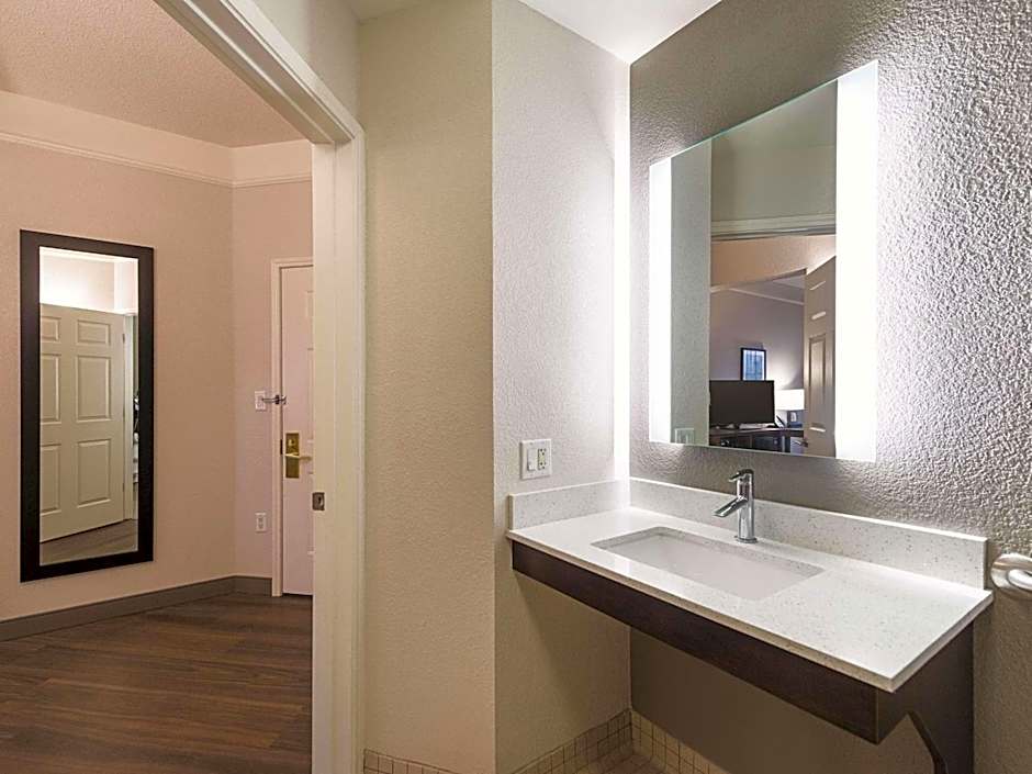 La Quinta Inn & Suites by Wyndham Oklahoma City North West Expressway