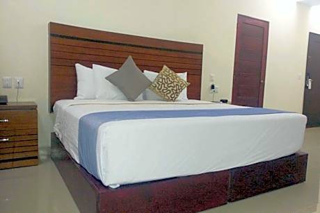 King Room with King Bed - Non-Smoking