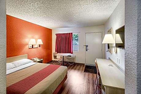 1 Queen Bed | Micfridge