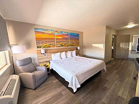 King Room with Roll-In Shower - Mobility/Hearing Accessible - Non-Smoking