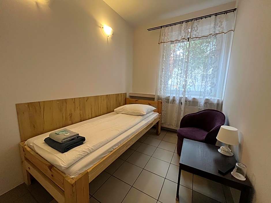 ETNA - Hostel -Noclegi Rzeszów 24 Pokoje -PARKING-