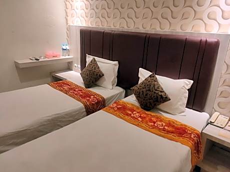 Standard Twin Beds Room