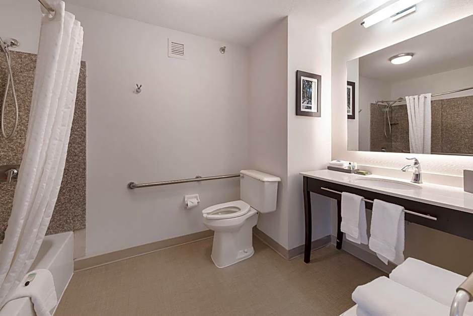 The Blu Hotel Blue Ash Cincinnati, an Ascend Collection Hotel