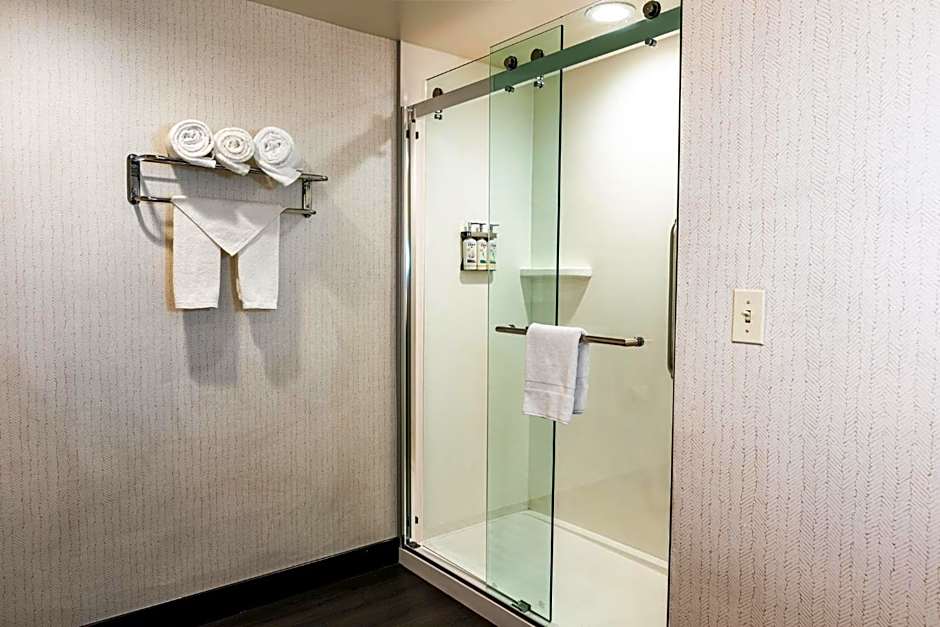 Holiday Inn & Suites Oakland - Airport by IHG