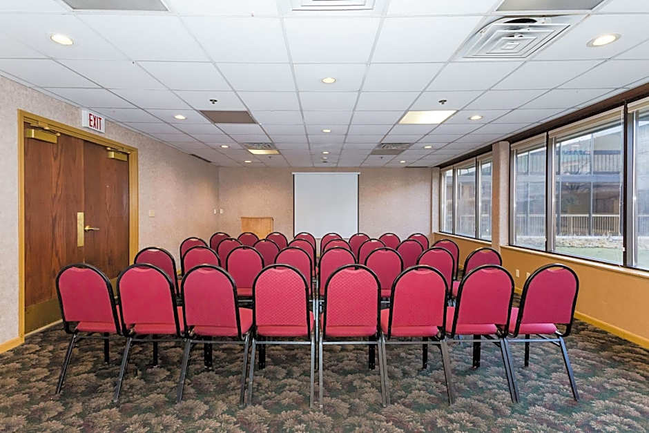 Ramada Hotel & Conference Center by Wyndham Plymouth