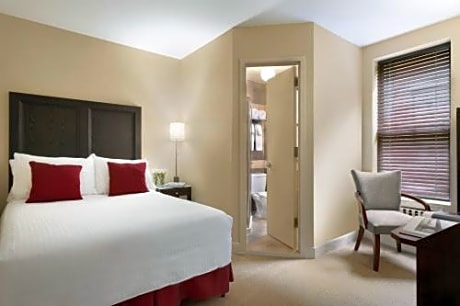 Studio 1 Queen Bed Accessible