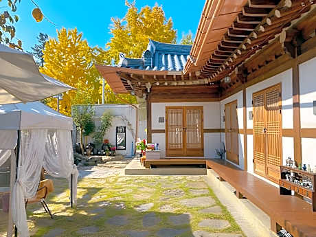 Jeonju Hanok village Pungnam Jutaek