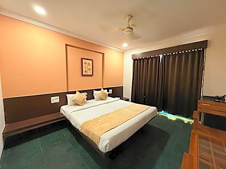 Silver Deluxe Room with King Bed