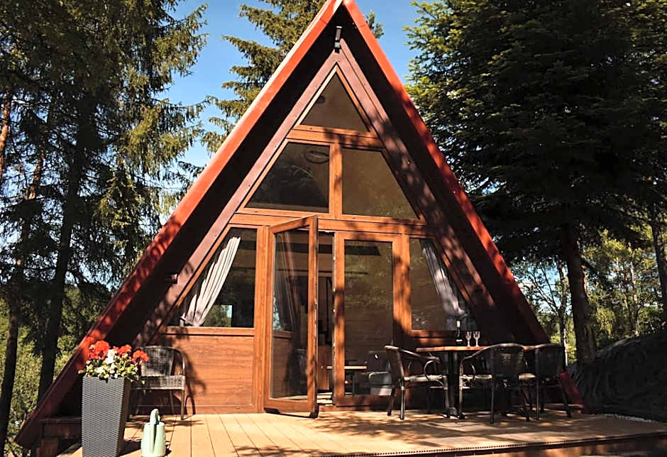 Przystań nad Sanem z widokiem na góry i rzekę