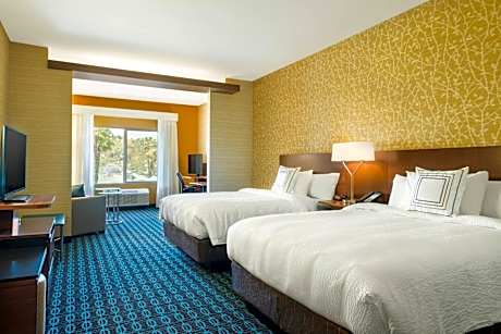 Queen Suite with Sofa Bed and Adapted Tub - Mobility and Hearing Accessible