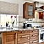 King Room with a shared Kitchen and bathroom in a 5-Bedroom House at Hanwell