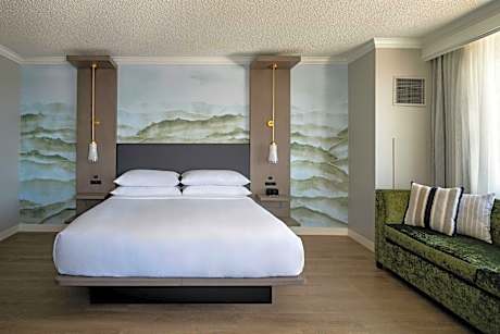 Larger Guest room, 1 King, City view, Corner room